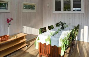 Amazing Home In Hagalund-mjlby With Wifi في ميولبي: طاولة غرفة الطعام مع الكراسي وطاولة sidx sidx six