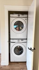 シャーロットタウンにあるCity Modern Apartmentの洗濯機、洗濯機が備わります。