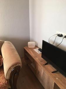 uma sala de estar com televisão numa mesa de madeira em müstakil köy evi em Trabzon