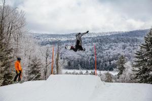 Stroll to Slopes, Village Area, Ski in-out MtLodge 269 v zimě