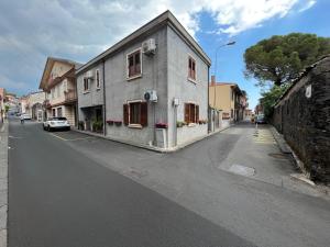 an empty street with a building on the side of the road at Il Borghetto di San Giuseppe EtnaRooms&Apartments in Nicolosi