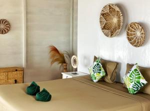 Un dormitorio con una cama con almohadas verdes. en Reconnect - Private Island Resort & Dive Center Togean - Buka Buka Island en Ampana