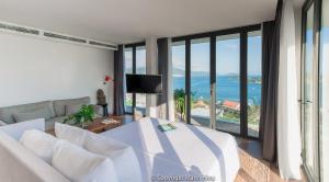 salon z białą kanapą i widokiem na ocean w obiekcie Casa Blanca Villas w mieście Nha Trang