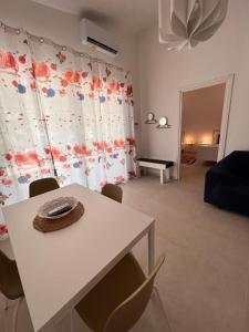 ein Wohnzimmer mit einem weißen Tisch und Stühlen in der Unterkunft Villa Samadoel in Santa Maria Del Focallo