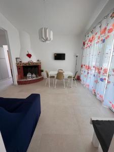 ein Wohnzimmer mit einem Tisch und einem Esszimmer in der Unterkunft Villa Samadoel in Santa Maria Del Focallo