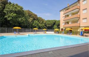 een groot zwembad voor een gebouw bij App, Acqua Marina in Rosolina Mare