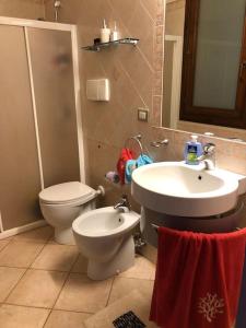 een badkamer met een toilet en een wastafel bij Villetta Reparata in Santa Teresa Gallura