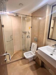 Koupelna v ubytování Krios Hotel - Near SG Highway, Ahmedabad + 30 fotografií