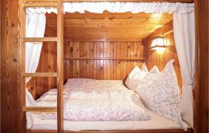 - une chambre avec des lits superposés et une échelle dans l'établissement 2 Bedroom Gorgeous Home In St, Koloman, à Sankt Koloman