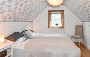 1 dormitorio con cama, escritorio y ventana en Bjrnhult,, en Tjörnarp