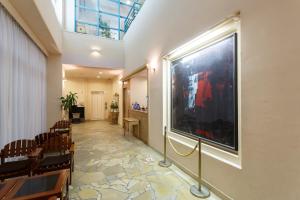 un corridoio con un grande schermo TV in un edificio di Hotel Bell Harmony Ishigaki Island a Isola di Ishigaki