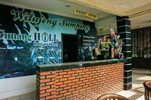 - un panneau pour un bar de piscine primé dans un restaurant dans l'établissement Cunang Hill Hotel & Resort, à Bogor