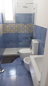 bagno blu con servizi igienici e lavandino di Villa Azul Carratois a Portopalo