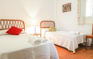 A bed or beds in a room at Cozy Home In Utrera With Swimming Pool