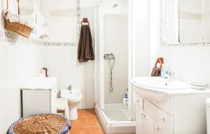 A bathroom at Cozy Home In Utrera With Swimming Pool