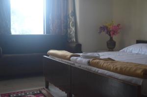 En eller flere senger på et rom på Lakshmi Kutteer Homestay