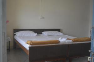 uma cama com duas almofadas num quarto em Lakshmi Kutteer Homestay em Nainital