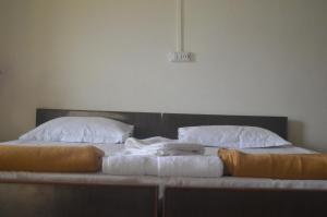 En eller flere senger på et rom på Lakshmi Kutteer Homestay