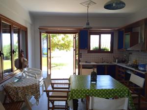 uma cozinha com uma mesa com uma toalha de mesa verde em Niforeika panorama em Kato Achaia