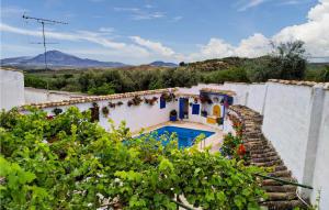 une villa avec une piscine dans un bâtiment dans l'établissement 6 Bedroom Gorgeous Home In Campos Nubes-priego, à Campo-Nubes