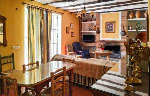 ein Wohnzimmer mit einem Sofa und einem Tisch in der Unterkunft 6 Bedroom Gorgeous Home In Campos Nubes-priego in Campo-Nubes