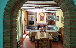 une salle à manger avec deux tables et un salon dans l'établissement 6 Bedroom Gorgeous Home In Campos Nubes-priego, à Campo-Nubes