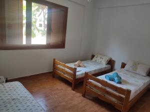 um quarto com duas camas e uma janela em Niforeika panorama em Kato Achaia