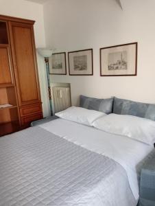 een slaapkamer met een groot wit bed. bij La casa di Sabrina in Verona