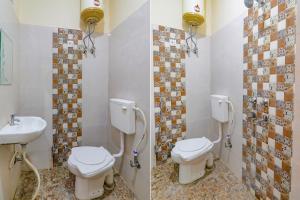 łazienka z 2 toaletami i umywalką w obiekcie FabExpress Shree Galaxy w mieście Kanpur
