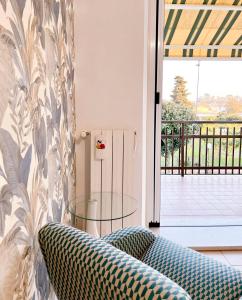 uma sala de estar com um sofá e uma mesa de vidro em I Lecci Guesthouse em San Felice Circeo