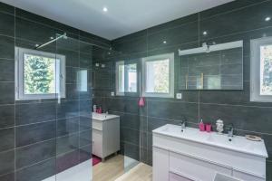 Koupelna v ubytování Domaine de La Charmille + 62 fotografií