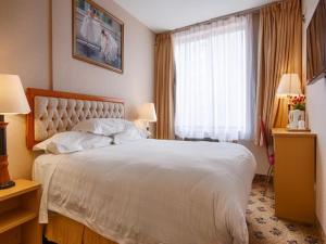 Postel nebo postele na pokoji v ubytování Flushing Hotel