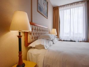 Postel nebo postele na pokoji v ubytování Flushing Hotel