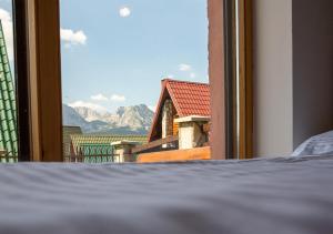 Vista generica sulle montagne o vista sulle montagne dall'interno dell'affittacamere