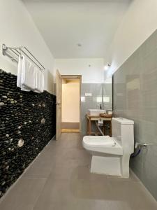 La salle de bains est pourvue de toilettes et d'un lavabo. dans l'établissement Hunder Haven, à Leh