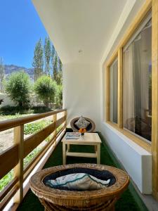 balcone con tavolo e ampia finestra di Hunder Haven a Leh Altre 8 foto