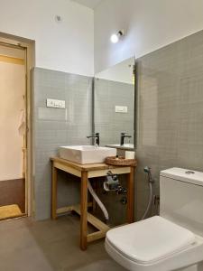 La salle de bains est pourvue d'un lavabo et de toilettes. dans l'établissement Hunder Haven, à Leh