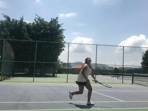 une femme joue au tennis sur un court de tennis dans l'établissement Paraíso Familiar, à Jiutepec