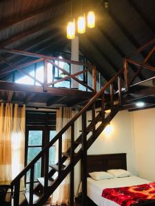 ein Schlafzimmer mit einem Etagenbett und einer Treppe in der Unterkunft Mirador Cottage in Bandarawela