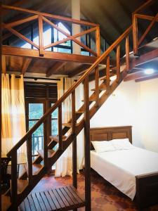 ein Schlafzimmer mit einem Etagenbett und einer Treppe in der Unterkunft Mirador Cottage in Bandarawela