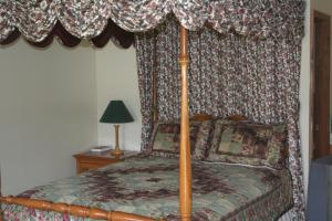 Un pat sau paturi într-o cameră la Green Valley Motor Lodge
