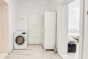 アルバ・ユリアにあるLa Maison Blancheの白いランドリールーム(洗濯機、乾燥機付)