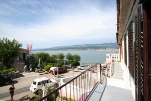 a balcony of a building with a view of the water at Apartment Martin in Šilo