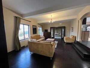 uma sala de estar com dois sofás e uma mesa em Durban Italian villa 1&2 em Durban