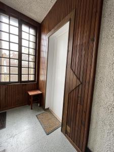 ein leeres Zimmer mit einer Tür und einem Stuhl in der Unterkunft ​Cœur de ville ! Cœur de l'Oise​​ ! Moderne & fonctionnel​ in Clermont