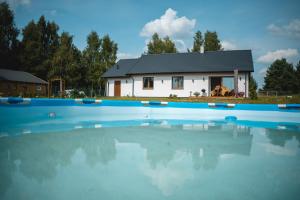 una casa con piscina delante en Kiton House, en Skarlin