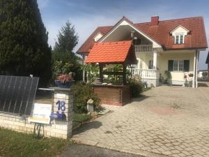 una casa con techo naranja y cenador en Villa Mercedes, en Tobaj