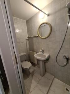 Un baño con inodoro, lavabo y espejo. en Mecasa House 2, en Polis Chrysochous