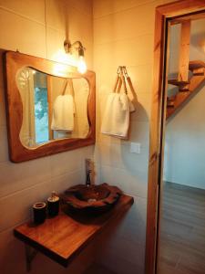 ein Bad mit einem Waschbecken und einem Spiegel in der Unterkunft ACHILLEAS PEACEFUL PLACE in Skála Sikiás