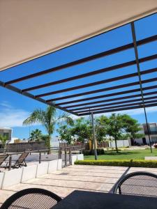 Vous profiterez d'une terrasse avec des tables, des chaises et des arbres. dans l'établissement Kentia 27, Residencial privado, accesible y cómodo, à Culiacán